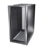 APC NetShelter SX 24U, šířka 600 mm x hloubka 1070 mm, hluboká skříň – 567 kg. Nárazuvzdorné balení